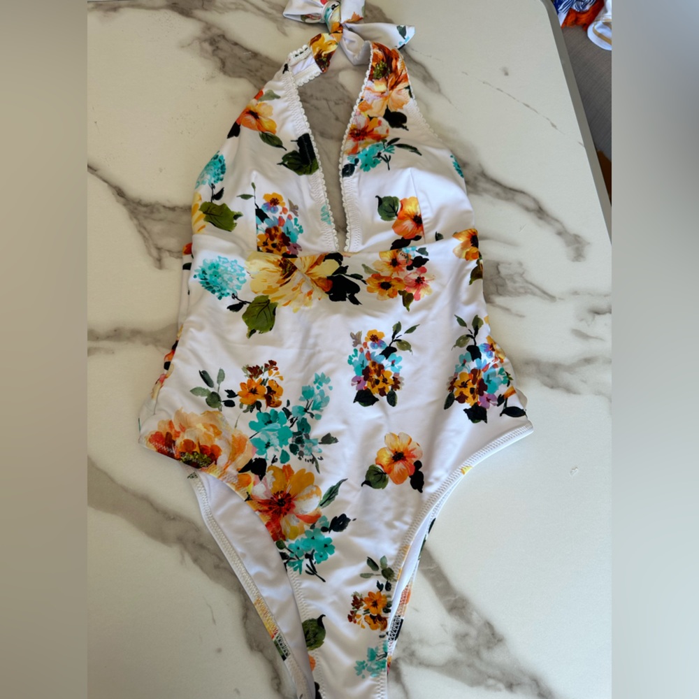 NWT Cupshe white floral tie neck swimsuit size XS